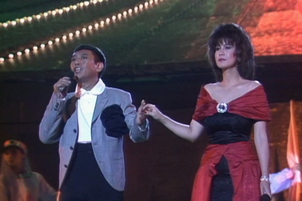 罗文 甄妮 - 问谁领风骚