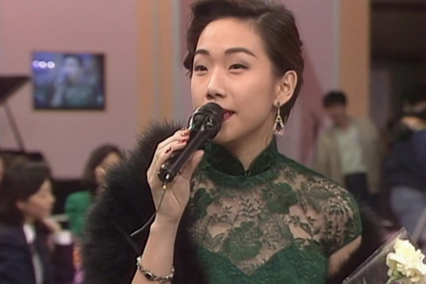 众女星化身卖花女现场筹款 - 天涯歌女